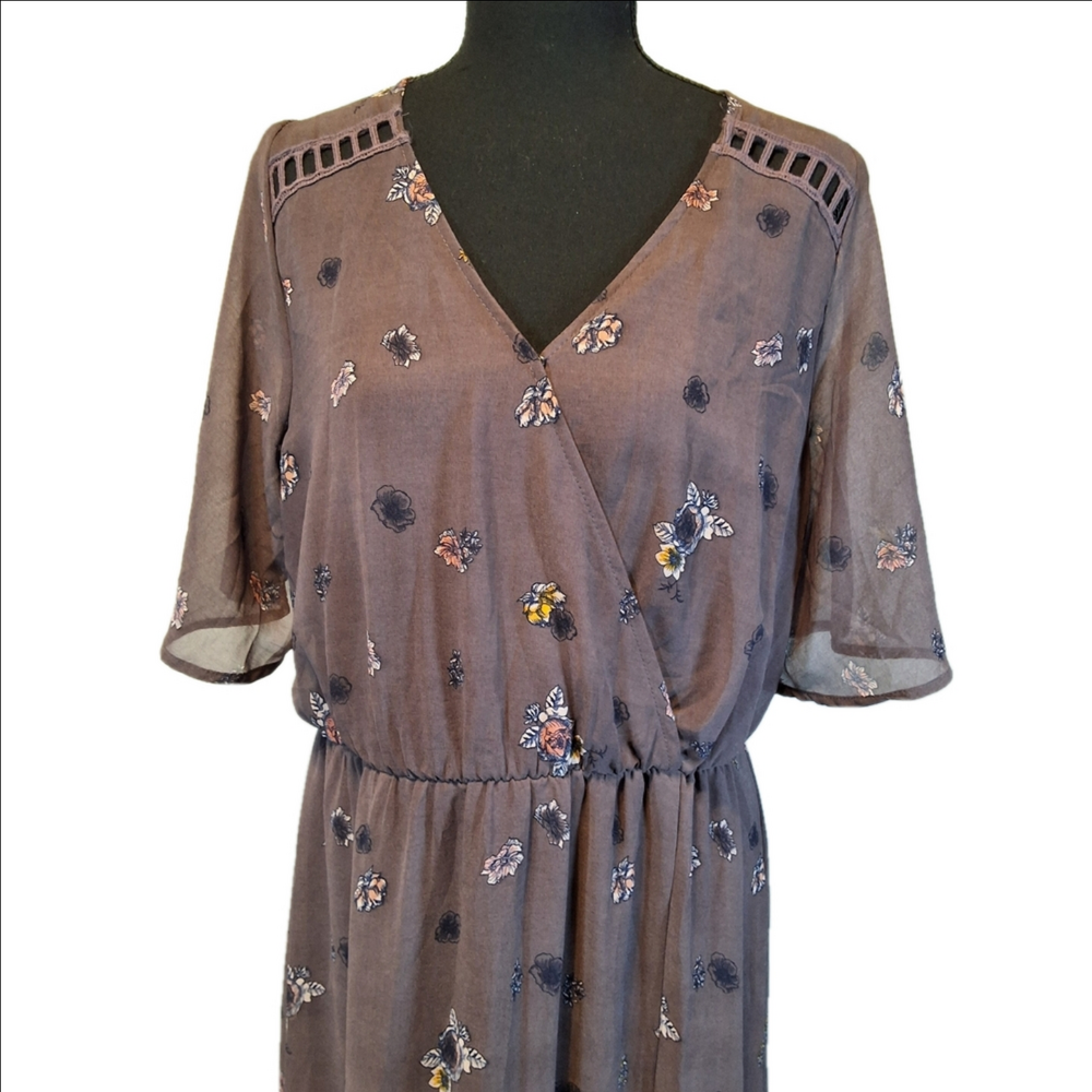 Elegant Floral Maxi Dress: Perfect for Any Occasion with Its Beautiful Design - Picture 6 of 14